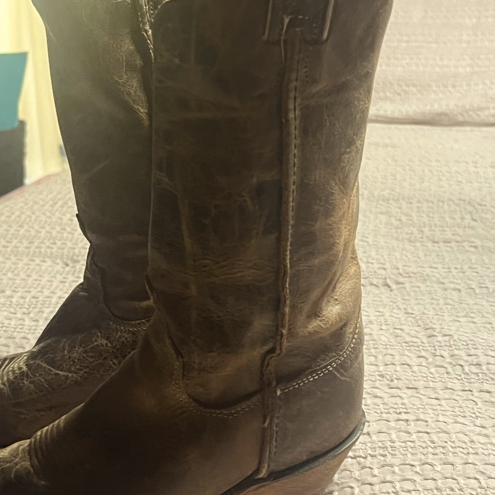 Women’s Justin boots. Size 6